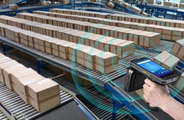 A logistics conveyor belt with boxes and a handheld device illustrating can RFID readers read multiple passive tags simultaneously