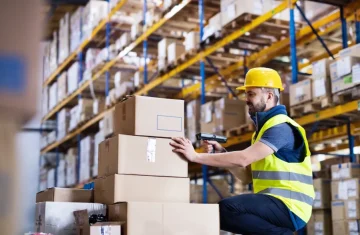 Total Mobility The Game-Changing Benefits of Cordless Scanner in RFID Operations Warehouse worker using a cordless scanner for efficient RFID inventory management.